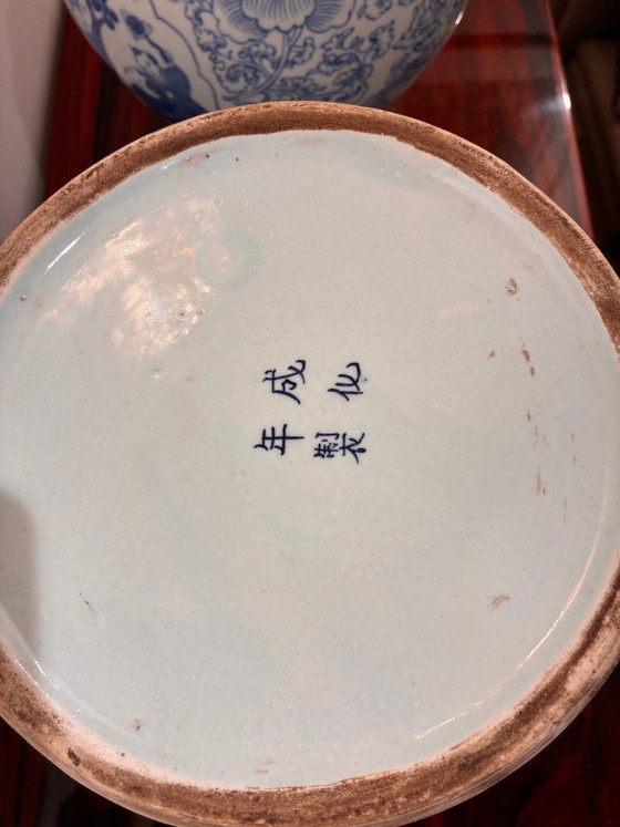 Een paar Chinese porseleinen vazen ​​met deksel in verschillende blauwtinten, met een apocrief Chenghua (photo 7 of 11)