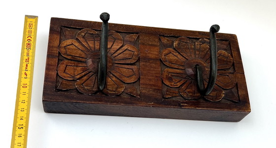Image 1 of Handgesneden wandkapstok uit India – massief hout met 2 ijzeren haken