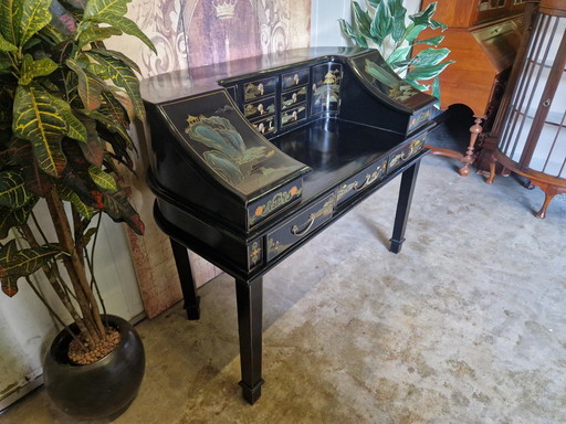 Scrivania antica orientale, dimensioni: 124x67cm e 105cm di altezza.