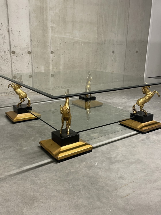 Image 1 of Vintage salontafel met bronzen paarden op stenen pilaren 