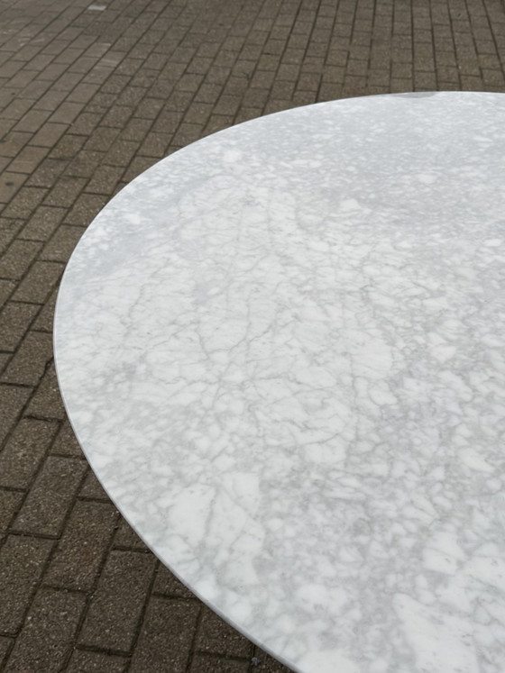 Image 1 of Originele ronde Knoll Tulip eettafel (137cm) Carrara marmer