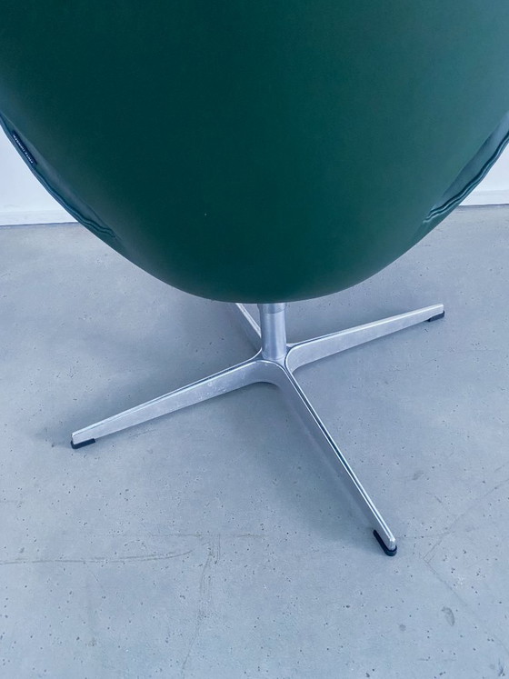 Fritz Hansen Swan Chair, diseñado por Arne Jacobsen, cuero verde, Sillones, Metal, Mid Century Modern (foto 6 de 8)
