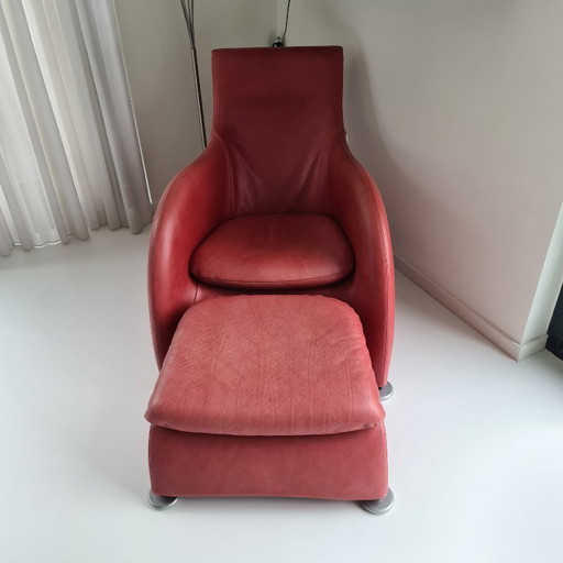 Sillón rojo Gerard van den Berg con reposapiés a juego