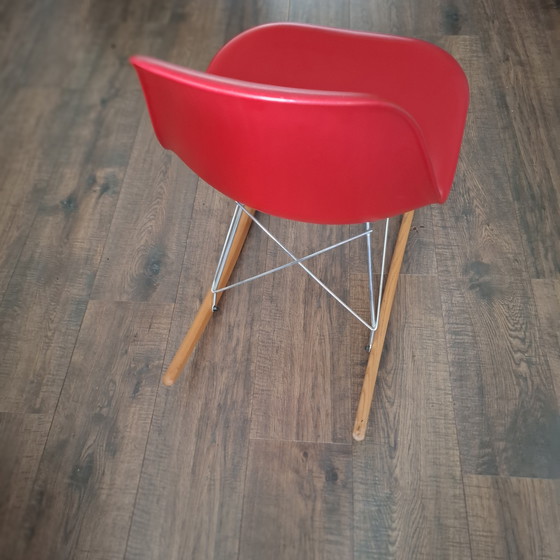 Image 1 of Le fauteuil à bascule Eames en plastique