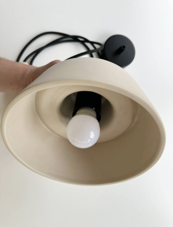 Image 1 of Neo, Rodrigo Vairinhos – Handgefertigte Keramik-Pendelleuchte / Hängeleuchte (Beige)

