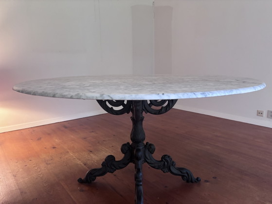Table de salle à manger ronde en marbre avec pied en fonte – Tables de salle à manger (photo 7 of 8)