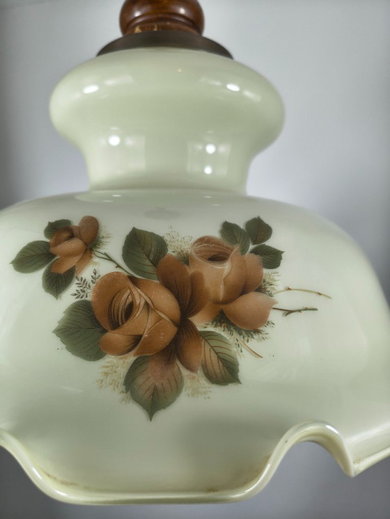Image 1 of Antieke hanglamp van opaalglas en bloemdecor