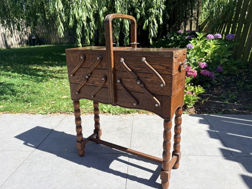 Costurero antiguo de roble con patas – extensible – en muy buen estado