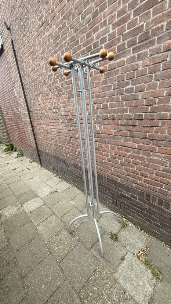 Eine antike, stehende Garderobe aus metallgrau lackiertem Metall mit Holzkugelknöpfen – IKEA, Kleiderständer (photo 3 of 5)