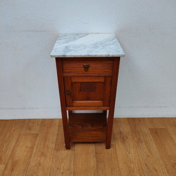 Image 1 of Table de chevet ancienne vintage avec plateau en marbre