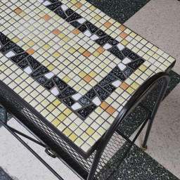 Tavolino laterale vintage in mosaico di ferro battuto e ceramica