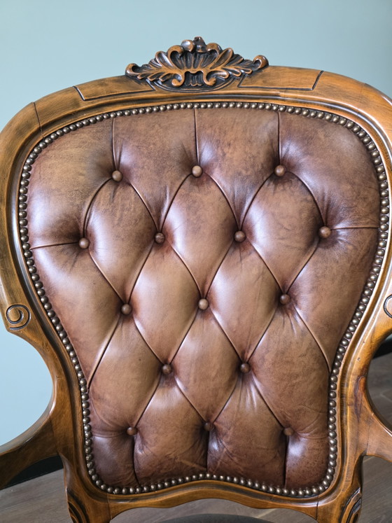 Image 1 of Klassieke vintage leren fauteuil met houten frame