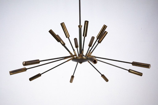 Rare lustre Sputnik en laiton à 16 bras de Stilnovo – 92 cm de diamètre – Italie, années 1950