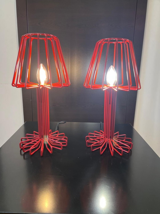 Coppia di piccole Lampade da tavolo italiane rosse, Gabbia in filo Postmoderna anni '90, Metallo, Rosso (foto 3 di 10)