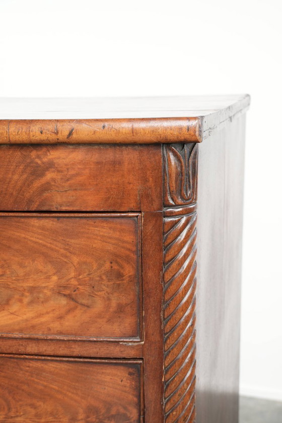 Image 1 of Grote antieke 19e eeuwse Engelse bow front ladekast/ commode met sierlijke details
