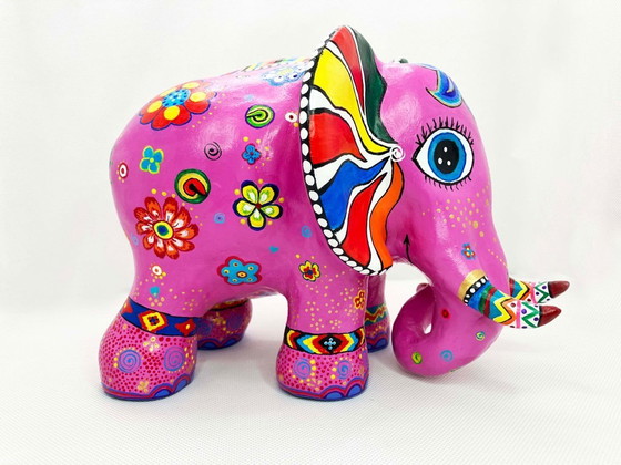Image 1 of Una statuetta di elefante rosa in stile boho. Realizzata a mano dall'artista.