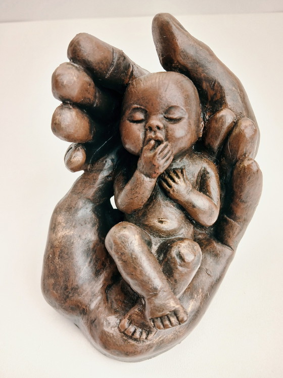 Image 1 of Beeldje Baby in Handen - Mat Wanders