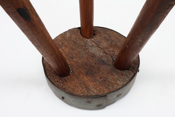 Image 1 of Sgabello francese brutalista a treppiede in rovere massiccio con bordo in metallo, 1850