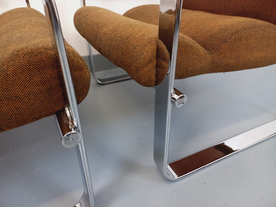 Image 1 of Een paar vintage Eero Aarnio fauteuils voor Framac, uitgevoerd in stof en chroom, uit de jaren 60 en 70.