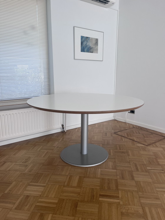 Image 1 of Metaform Orfis ronde tafel met metalen onderstel