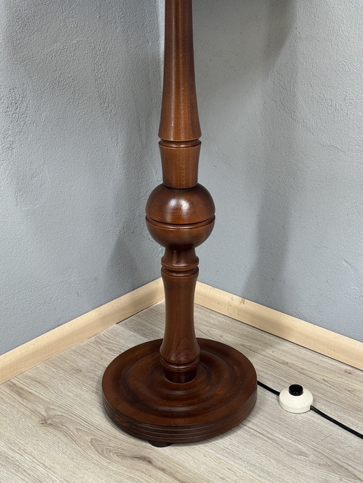 Lampada da terra vintage con paralume classico e base in legno