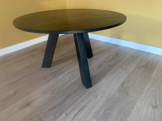 Image 1 of Runder Esstisch aus schwarzer Eiche – Modell Rhonda – mit fünf taupefarbenen Esszimmerstühlen