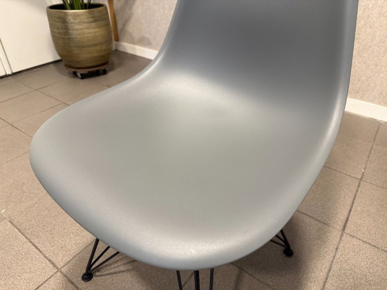 Vitra | Eames | DSR | Plástico Granite Grey | 2 piezas – Sillas de comedor, Metal (photo 7 of 8)