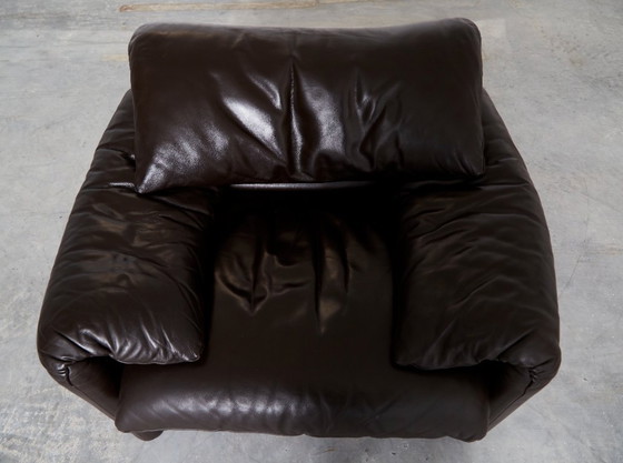 Image 1 of Maralunga-Loungesessel und passender Hocker aus Leder von Vico Magistretti für Cassina, 1980er Jahre, 2er-Set