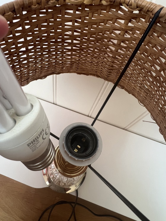 Image 1 of Lampada da tavolo vintage con paralume in rattan e base in vetro - stile boho