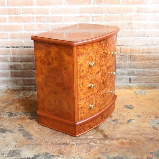 Image 1 of Cómoda antigua de madera con nudos y mesita de noche de latón