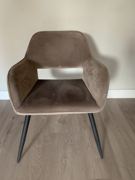 Image 1 of Runder Esstisch aus schwarzer Eiche – Modell Rhonda – mit fünf taupefarbenen Esszimmerstühlen