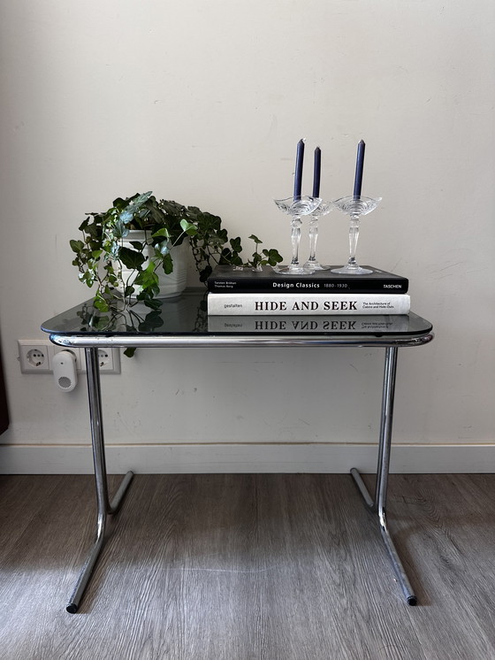 Image 1 of Mesa auxiliar estilo Bauhaus con cristal ahumado