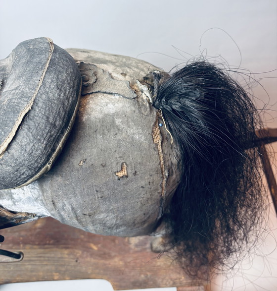 Image 1 of Antico cavallo da tiro in legno su slitta con rivestimento in tessuto e pelle – circa fine XIX/inizio XX secolo