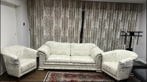 Zwei Zweisitzer-Sofa und drei Sessel, cremefarben mit Muster