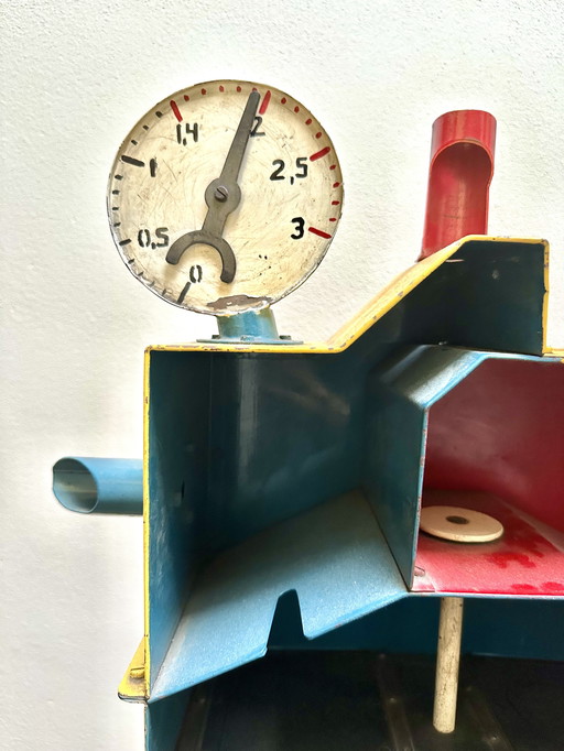 Bijzonder metalen kunstobject in Rietveld kleurtjes