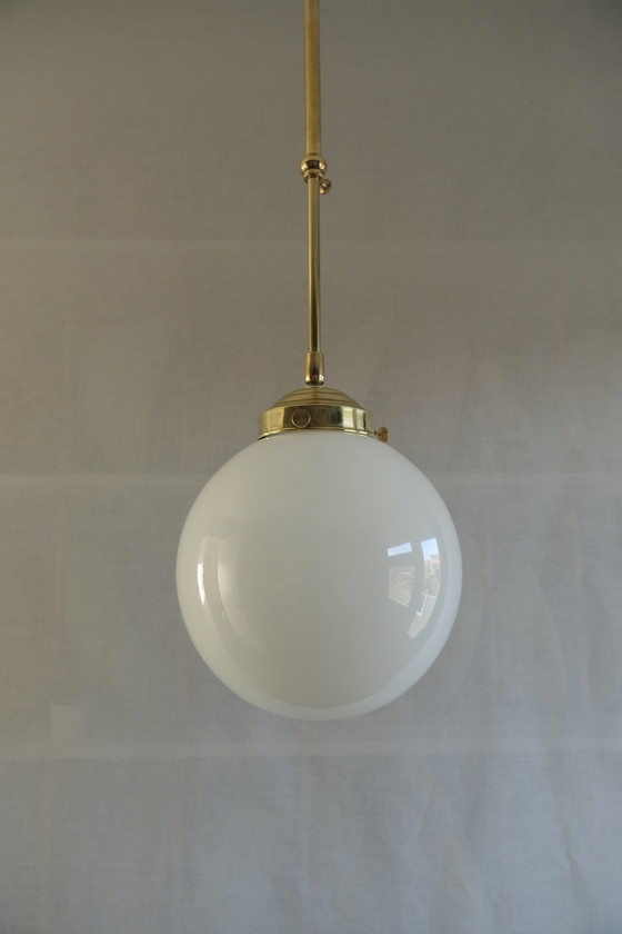 Image 1 of Art Déco – 3 lampade da scuola, lampadario a sospensione con vetro opalino e struttura in ottone - Altezza regolabile
