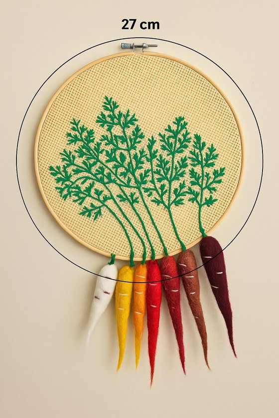 Image 1 of Art mural de la carotte brodée à la main - Cercle de laine et de fil (27 cm)
