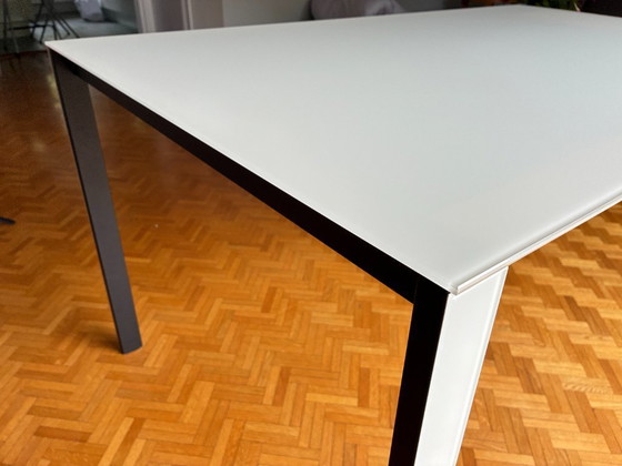 Image 1 of Mesa extensible Thin-K de cristal y acero, marca italiana Kristalia.