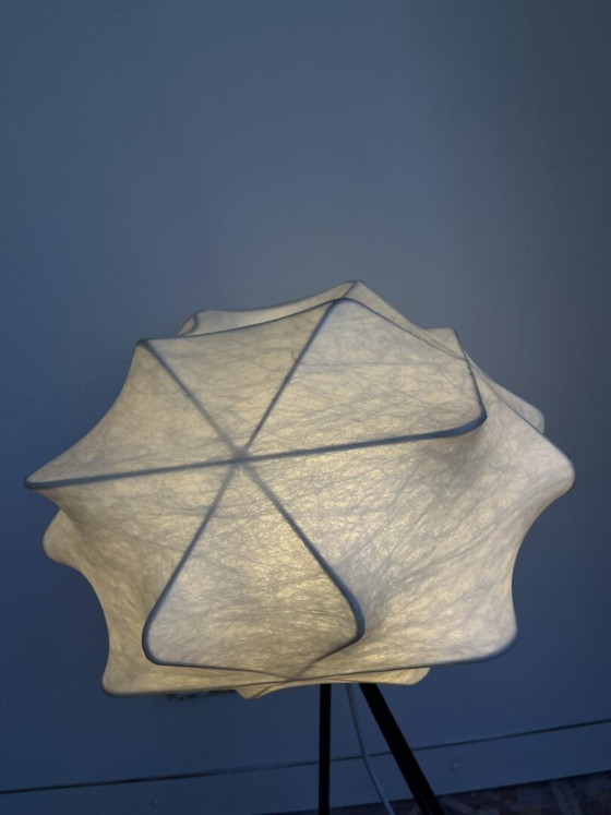Cocoon Tripod Stehleuchte, Goldkant Leuchten – Stehleuchten, Metal (photo 8 of 15)