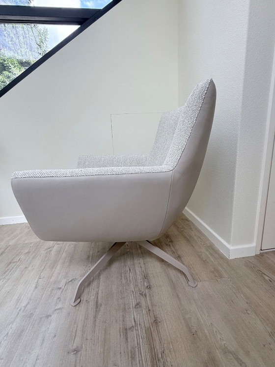 Poltrona con base girevole a quattro gambe e rivestimento in tessuto bouclé beige e grigio. – Sedie girevoli (photo 10 of 10)