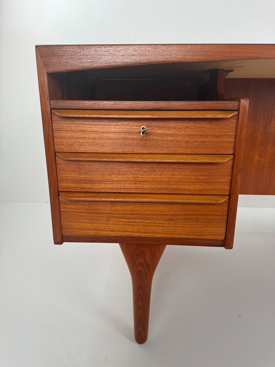 Image 1 of Bureau de direction Valdemar Mortensen – Design sculptural en teck danois, années 1960