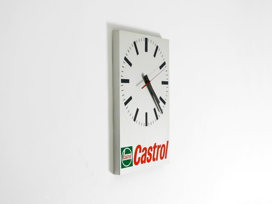 Image 1 of Grote originele Castrol reclamewerkplaatsklok uit de jaren 80 met origineel batterijmechanisme.