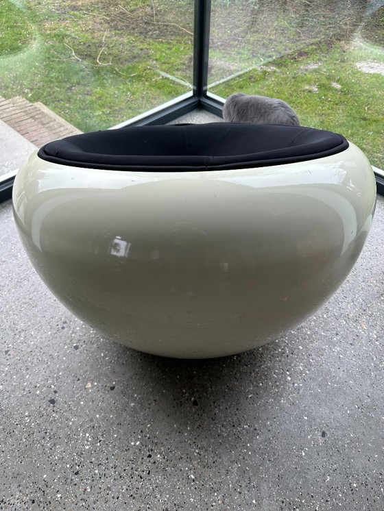 Image 1 of Round Vintage Fiberglass Lounge Chair. Egg-achtig. 1970s, Space Age Design, Black&White.