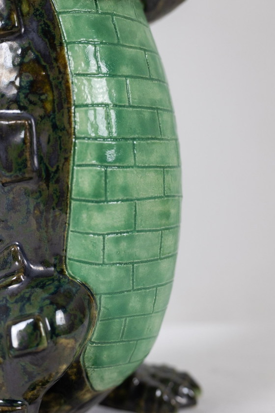 Image 1 of Valérie Courtet. Cocodrilo cargando hipopótamos. Contemporánea.