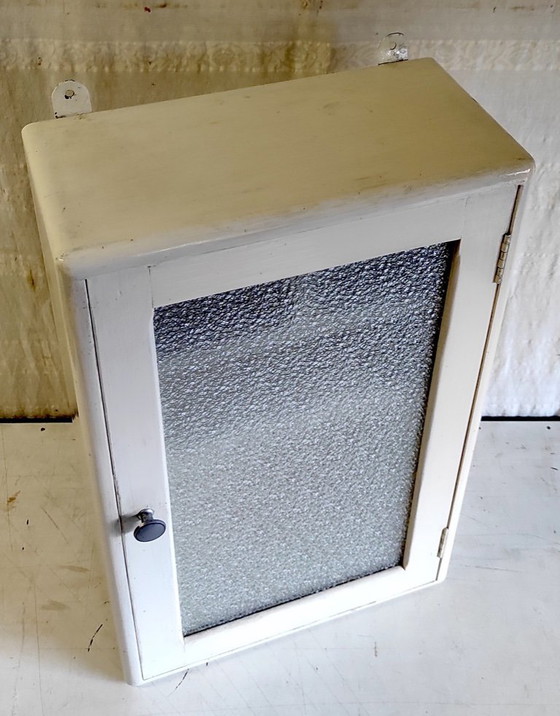 Image 1 of Badezimmerschrank aus Massivholz und Glas – Mitte des 20. Jahrhunderts