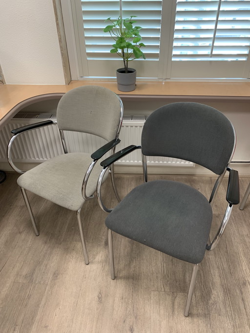 2 Gispen stoelen 