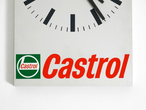 Image 1 of Grote originele Castrol reclamewerkplaatsklok uit de jaren 80 met origineel batterijmechanisme.
