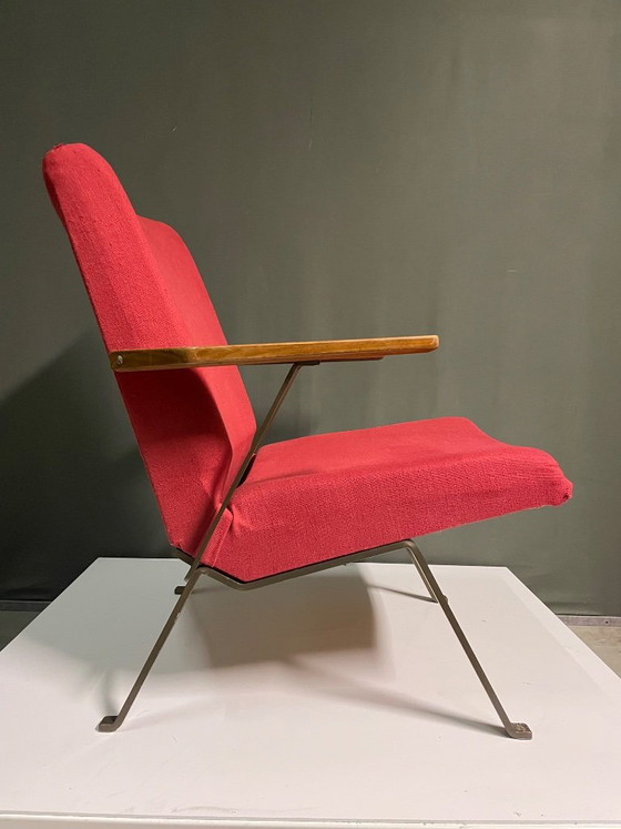 Sillón con tapicería textil roja y reposabrazos de madera, Gelderland, Sillones, Rojo, Mid Century Modern (foto 2 de 6)