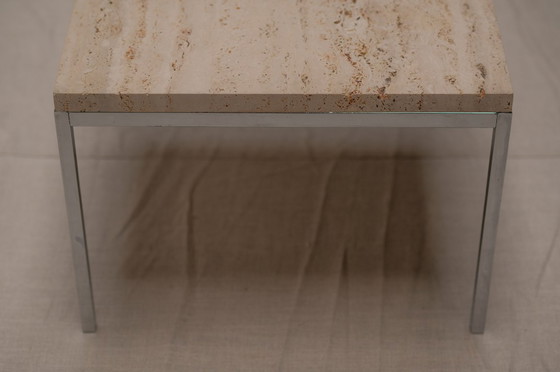 Image 1 of Ensemble de deux tables d'appoint modernistes en travertin et chrome - années 1970