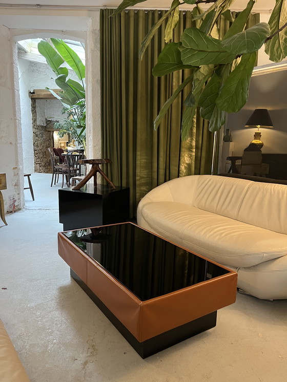 Image 1 of Mesa de centro de cuero color caramelo y cristal negro